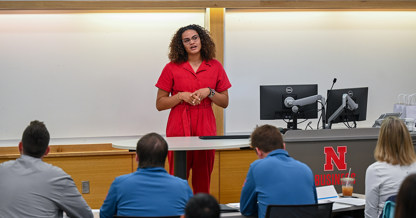 Management Students Serve Up Innovative Strategies to Supernovas