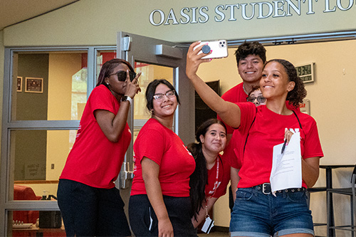 Jada Moore takes selfie with DREAMBIG students.